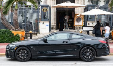 Miami, Florida, ABD - 10 Aralık 2024: siyah 2019 BMW M850 Gran Turismo arabası. BMW M850 Gran Turismo tipi lüks bir araba. BMW M850 'nin arabası dışarıda park edilmiş. BMW M850, yan görünüm.