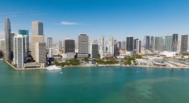 Miami şehir merkezinde. Gökdelen binası. Şehir merkezindeki şehir manzarası. Şehir mimarisi. Miami şehir merkezi silueti. Miami gökdelen şehri. Miami şehrinin ufuk çizgisi Brickell anahtarı. Florida 'ya git..
