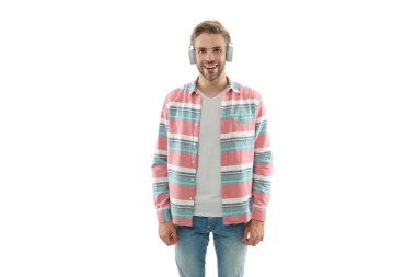 Beyazlara izole edilmiş kulaklıkla müzik dinleyen bir adam. Modern milenyum insan yaşam tarzı. Müzik tarzı. Sesi dinle. Milenyum insanı yaşam tarzı. Yaşam tarzı ve müzik.