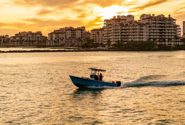 Teknesi olan Miami Kanalı. Fisher Adası konut binası ve lüks yat teknesi. Miami Fisher Adası 'nın manzarası. Marinaya yüzen bir tekne. Fisher Adası 'nda lüks bir yat teknesi. Yaz tatili.