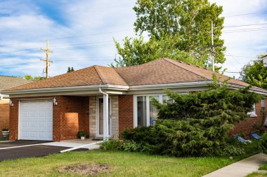 Banliyö mahallesi. Özel aile mülkü. Evin dış mimarisi. Banliyö bölgesinde özel bir ev. Banliyö ev mimarisi. Konut arazisi olan bir banliyö. Özel konut.