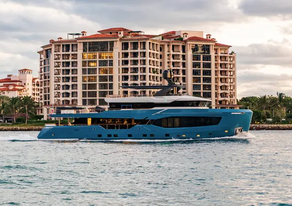 Yat marinaya gidiyor. Tekne ve yat gezisi. Lüks bir yaşam tarzı. Fisher Adası 'nda lüks bir binada yat. Yaz tatili. Fisher Adası Binası. Lüks motorlu tekne yatı. Turistik bölge.
