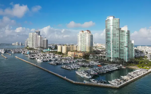 Yazın lüks bir yat gezisi. Miami limanına yanaşmış bir yat. Marina lüks şehir manzarası. Yatı olan liman. Yat marinası. Lüks yat kiralama. Miami limanı marinası.
