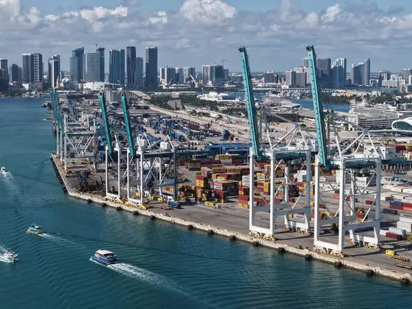 Miami, Florida - 4 Şubat 2025: nakliye konteynırı, deniz. Kargo konteynırlı Miami hava limanı. Deniz taşımacılığı. Miami Limanı. Miami 'deki kargo konteynırı, hava manzaralı. Lojistik Merkez.