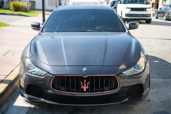 Miami, Florida, ABD - 06 Aralık 2024: Maserati Ghibli 2025 spor yara izi. Maserati Ghibli 'nin lüks spor arabası. Maserati Ghibli 'nin arabası dışarıda park edilmiş. Maserati Ghibli, ön manzara..