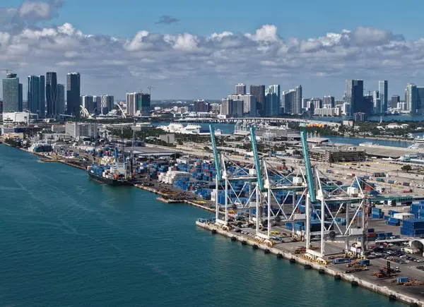 Miami, Florida - 4 Şubat 2025: Denizcilik. Miami Limanı. Miami 'deki kargo konteynırı, anten. Konteynır terminali. Yük konteynırı denizcisi. Kargo konteynırlı Miami hava limanı.