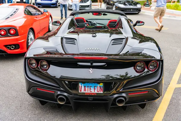 Chicago, Illinois - 29 Eylül 2024: Ferrari F8 Spider veya Tributo siyah rengi. Ferrari F8 Spider ya da Haraççı sokağa park etmiş. Arkadan bak. Lüks Ferrari F8 Örümcek ya da Chicago 'daki haraç