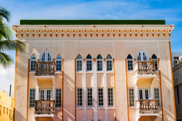 Art Deco mimarisi. Mimari bina. Modern otel. Art deco mimari bölgesi. Art Deco. Miami sahilinin modern binası. Okyanus yolculuğu. Ocean Drive 'daki Miami Güney Sahili.