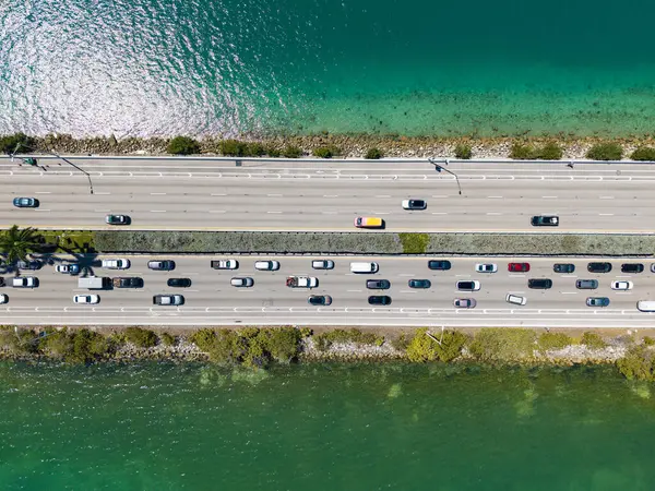 Liman Koyu Adaları 'nı Miami' ye bağlayan yol. Geçidin üst hava manzarası. Key Biscayne Köprüsü. Arabalar geçerken köprü çiz. Broad Causeway Köprüsü Biscayne Körfezi boyunca uzanır..