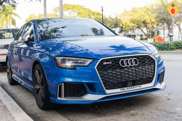 Miami, Florida, ABD - 05 Aralık 2024 Audi RS3 Sport Hatchback otomobili. Audi RS3 'ün lüks arabası. Audi RS3 'ün arabası dışarıda park edilmiş. Audi RS3 mavi renk, köşe görünümü.
