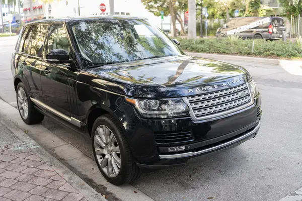 Miami, Florida, ABD - 08 Aralık 2024 Land Rover Range Rover 'ın lüks SUV arabası. Land Rover 'ın arabası dışarıda park edilmiş. Range Rover SUV 2016 siyah renk, köşe görünümü.