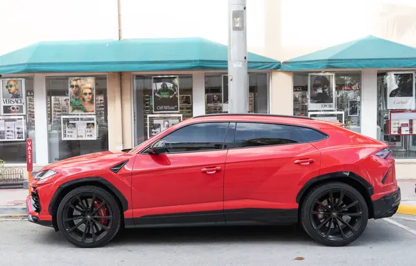 Miami, Florida, ABD - 15 Aralık 2024: kırmızı Lamborghini Urus 2022 çapraz otomobil. Lamborghini Urus tipi lüks bir arazi aracı. Lamborghini Urus 'un arabası dışarıda park edilmiş. Lamborghini Urus, yan görüş