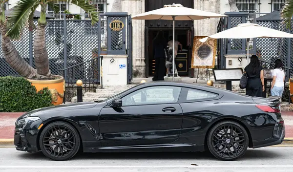 Miami, Florida, ABD - 10 Aralık 2024: siyah 2019 BMW M850 Gran Turismo arabası. BMW M850 Gran Turismo tipi lüks bir araba. BMW M850 'nin arabası dışarıda park edilmiş. BMW M850, yan görünüm.