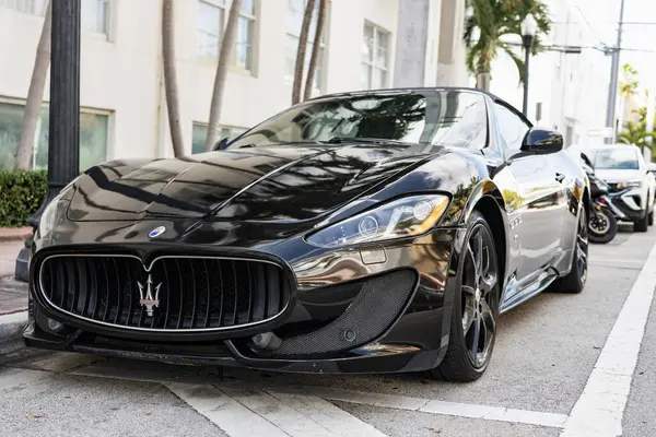 Miami, Florida, ABD - 11 Aralık 2024: 2014 Maserati Gran Turismo üstü açık arabası. Maserati Gran Turismo tipi lüks bir araba. Maserati 'nin arabası dışarıda park edilmiş. Maserati, köşeden bak..