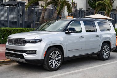 Miami, Florida, ABD - 16 Aralık 2024: Jeep Grand Wagoneer 2024 SUV arabası. Grand Wagoneer 'in lüks SUV arabası. Grand Wagoneer 'in arabası dışarıda park edilmiş. Gri Grand Wagoneer, yan görüş..
