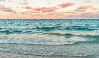 Deniz doğarken sakin ufuk manzarası. Deniz manzarasında romantik yaz tatili gündoğumu. Deniz ufku manzarası. Yaz tatilinde bulutlu gökyüzü ve deniz manzarası. Deniz ufkuyla gökyüzü. Ufukta gün batımı.