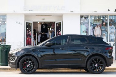 Miami, Florida, ABD - 17 Aralık 2024: 2018 Jaguar E-PACE geçiş aracı. Jaguar E-PACE tipi lüks bir araba. Jaguar 'ın arabası dışarıda park edilmiş. Jaguar siyah rengi, kenar görünümü.