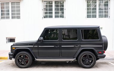 Miami, Florida, ABD - 16 Aralık 2024: siyah Mercedes Benz G 2018 SUV pikap. Mercedes Benz G tipi bir SUV kamyonet. Mercedes Benz 'in arabası dışarıda park edilmiş. Mercedes Benz G, yan görünüm.