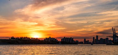 Gün batımında Fisher Adası. Miami Fisher Adası Panorama Günbatımı Manzarası. Miami plajı, gün doğumu gökyüzü. Miami panorama, Florida. Fisher Adası 'nın panoramik manzarası. Gün doğumu manzarası.
