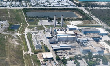 Endüstri kentsel alanı. Atık yakma tesisi olan sanayi bölgesi. Yakma tesisi fabrikası. Miami Dade 'de atık yakma tesisi. Atık geri dönüşüm endüstriyel tesisi. Hava manzarası.
