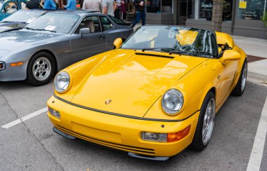 Chicago, Illinois - 29 Eylül 2024: Porsche 911 Carrera Coupe yolda. Porsche 911 Carrera Roadster sarı renk. Porsche 911 Chicago 'daki Carrera Speedster..