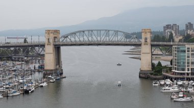 Vancouver 'daki Burrard Caddesi Köprüsü ve False Creek Limanı' nın havadan görüntüsü. Yatı marinada olan Kanada. Sahte dere limanı. Vancouver 'daki sahte dere ve köprü manzarası. Burrard Caddesi Köprüsü.