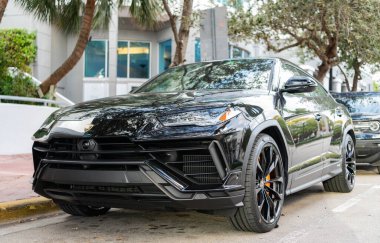 Miami, Florida, ABD - 08 Aralık 2024 Lamborghini Urus S SUV spor yara izi. Lamborghini Urus S tipi lüks bir spor araba. Lamborghini Urus 'un arabası dışarıda park edilmiş. Siyah Lamborghini Urus, köşe manzaralı.