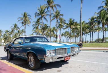 Miami, Florida, ABD - 06 Aralık 2024: Oldsmobile Cutlass Supreme 442 retro car. Oldsmobile Cutlass Supreme 'in eski arabası. Araba Oldsmobile Cutlass dışarı park etmiş. Oldsmobile Cutlass, köşe görünümü.