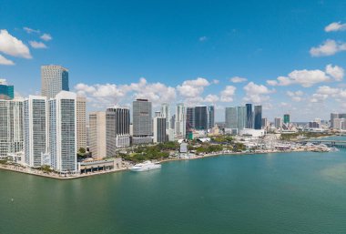 Miami şehir merkezinde, Florida 'da panoramik modern mimari. Miami ufuk çizgisi panoramik manzara. Brickell Key, ABD 'de gökdelenli şehir manzarası. Şehir merkezi Brickell Miami.