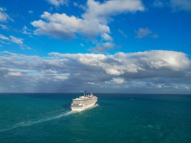 Miami, Florida, ABD - 13 Aralık 2024 Yaz Tatili Gezisi. Karnaval Gemi Hattı. Gemi turu ve okyanusta seyahat. Gemi Miami sahil limanından ayrılıyor. Karnaval Zafer Gemisi Yolculuğu.