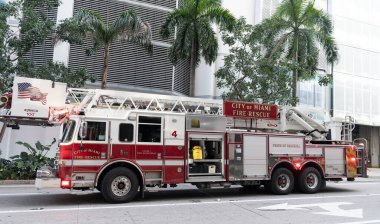 Miami, Florida, ABD - 01 Aralık 2024: İtfaiye aracı. Miami 'de itfaiye. Dışarıda büyük bir itfaiye aracı var. İtfaiye aracı, yan görüş. İtfaiye aracının paspası. İtfaiye ekipleri.