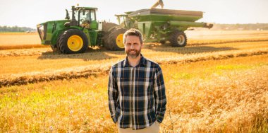 Tarım çiftliği. Buğday tarlasında çiftçi. Hasat ve çiftçilik. Tarlada çiftçi. İspanyol çiftçi tarla hasadını kontrol ediyor. Tarımcı çiftçi adam. Ürün koruması. Becerikli çiftçi.