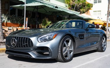 Miami, Florida, ABD - 11 Aralık 2024 Mercedes Benz AMG GT V8 biturbo tipi lüks araba. Mercedes Benz 'in arabası dışarıda park edilmiş. Mercedes Benz, ön manzara. Mercedes Benz AMG GT üstü açık araba..