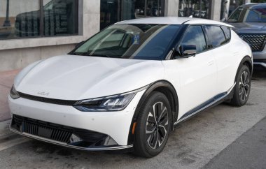 Miami, Florida, ABD - 09 Aralık 2024 Kia EV6 rüzgar geçidi. Kia EV6 Wind 'in lüks aracı. Kia EV6 'nın arabası dışarıda park edilmiş. Kia EV6 Rüzgar beyaz renk, köşe görünümü.