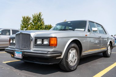 Chicago, Illinois, ABD - 08 Eylül 2024: Bentley 8 klasik araç, arka görüş. Klasik bir araba. Klasik Bentley 8 arabası. Chicago 'da Bentley Sekiz
