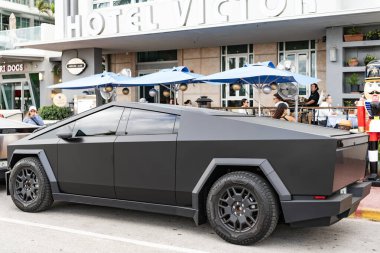 Miami, Florida, ABD - 06 Aralık 2024 Tesla Cybertruck elektrikli kamyonet vagonu. Tesla Cybertruck 'ın siyah elektrikli arabası. Tesla Cybertruck 'ın arabası dışarıda park edilmiş. Tesla Cybertruck, yan görüş.