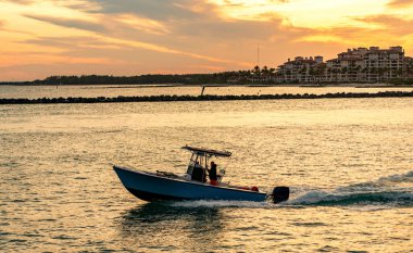 Fisher Adası 'nda lüks bir yat teknesi. Yaz tatili. Fisher Adası konut binası ve lüks yat teknesi. Miami 'deki Fisher Adası' nın gün batımı manzarası. Marinaya yüzen bir tekne..
