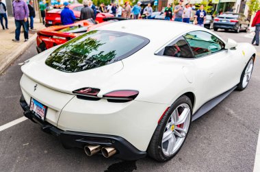 Chicago, Illinois - 29 Eylül 2024: Ferrari Roma beyaz rengi. Ferrari Roma caddeye park etmiş. Arkadan bak. Şatoda lüks Ferrari Roma