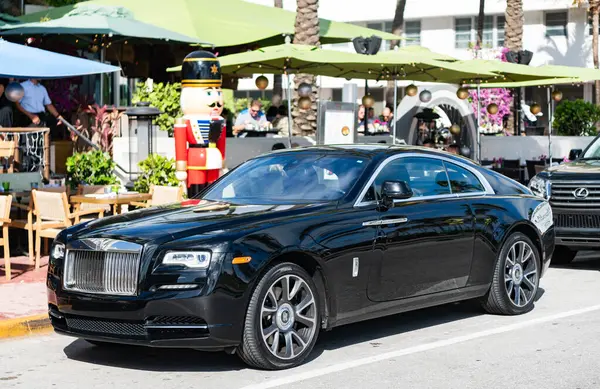 Miami, Florida, ABD - 09 Aralık 2024: 2018 Rolls Royce Wraith arabası. Rolls Royce Wraith 'in lüks arabası. Rolls Royce Wraith 'in arabası dışarıda park edilmiş. Rolls Royce Wraith, yan görünüm.