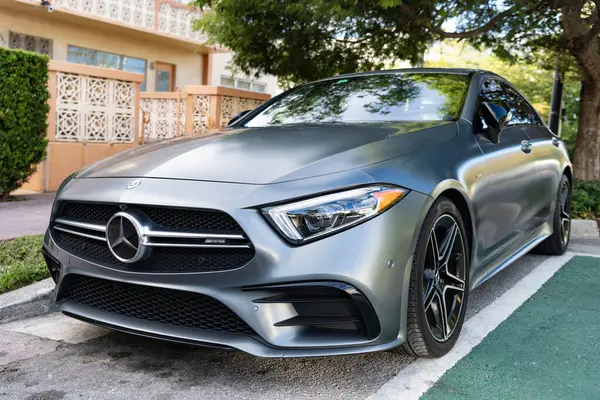Miami, Florida, ABD - 09 Aralık 2024 Mercedes Benz CLS 2019 amg turbo araba. Mercedes Benz CLS tipi lüks bir araba. Mercedes Benz 'in arabası dışarıda park edilmiş. Mercedes Benz CLS, köşe görünümü.