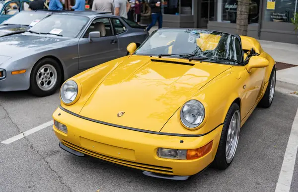 Chicago, Illinois - 29 Eylül 2024: Porsche 911 Carrera Coupe yolda. Porsche 911 Carrera Roadster sarı renk. Porsche 911 Chicago 'daki Carrera Speedster..