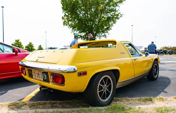 Chicago, Illinois, ABD - 08 Eylül 2024: retro 1969 Lotus Europa çift kameralı spor araba, köşe manzaralı. Üstü açık sarı spor araba. 1969 model Lotus Europa arabası. Klasik 1969 Lotus Europa at