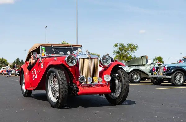 Chicago, Illinois, ABD - 08 Eylül 2024: MG MGA spor, üstü açılabilir araç, köşe görüş. Retro kırmızı spor yara izi. Üstü açık MG MGA arabası. Chicago 'da MG MGA