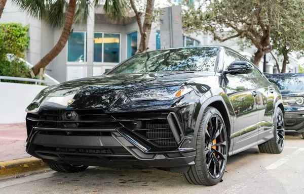Miami, Florida, ABD - 08 Aralık 2024 Lamborghini Urus S SUV spor yara izi. Lamborghini Urus S tipi lüks bir spor araba. Lamborghini Urus 'un arabası dışarıda park edilmiş. Siyah Lamborghini Urus, köşe manzaralı.