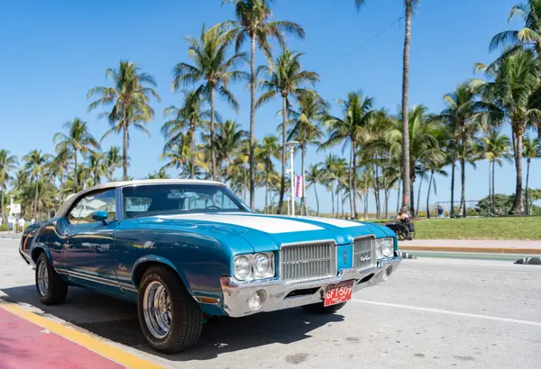 Miami, Florida, ABD - 06 Aralık 2024: Oldsmobile Cutlass Supreme 442 retro car. Oldsmobile Cutlass Supreme 'in eski arabası. Araba Oldsmobile Cutlass dışarı park etmiş. Oldsmobile Cutlass, köşe görünümü.