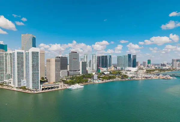 Miami şehir merkezinde, Florida 'da panoramik modern mimari. Miami ufuk çizgisi panoramik manzara. Brickell Key, ABD 'de gökdelenli şehir manzarası. Şehir merkezi Brickell Miami.