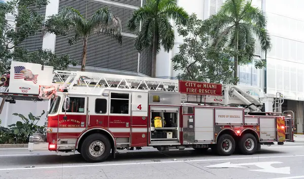 Miami, Florida, ABD - 01 Aralık 2024: İtfaiye aracı. Miami 'de itfaiye. Dışarıda büyük bir itfaiye aracı var. İtfaiye aracı, yan görüş. İtfaiye aracının paspası. İtfaiye ekipleri.