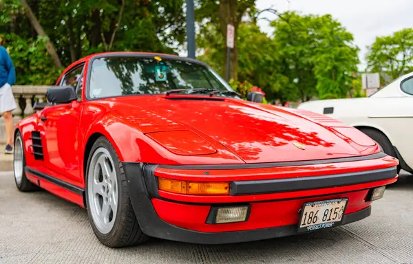 Chicago, Illinois - 29 Eylül 2024: Porsche 930 turbo veya 911 kırmızı rengi. Porsche 930 turbo ya da sokağa park edilmiş 911. Ön manzara. Porsche 930 turbo veya Chicago 'da 911