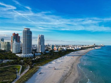 Miami marinası, Florida 'daki Skyline hava sahası. Miami 'nin güney sahili. Güney Sahili, ABD 'de liman manzarası. Skyline panorama. Deniz sahili. Miami Güney Sahili hava manzarası. Canlı Miami.