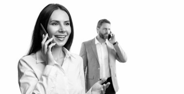 İş görüşmesi çağrısı. İş arkadaşına telefon et. Beyazların izole edilmiş haliyle konuşan iş adamları. İş adamları konuşmak için telefon kullanıyor. Ofiste iş görüşmesi. Sorunlarla uğraşmak.